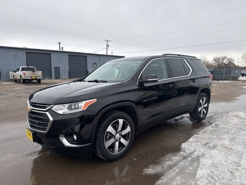 Used 2021 Chevrolet Traverse LT w/ LT Premium Package image 3