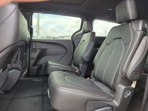 New 2026 Chrysler Pacifica Select image 8