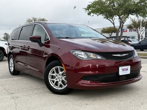 Used 2023 Chrysler Voyager LX image 1