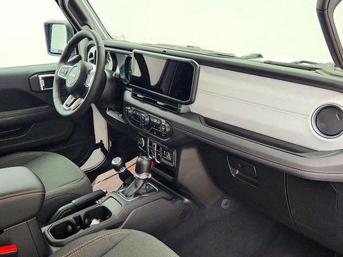 Used 2025 Jeep Wrangler Unlimited Sahara image 25