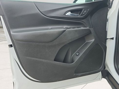 Used 2018 Chevrolet Equinox LT FWD image 16