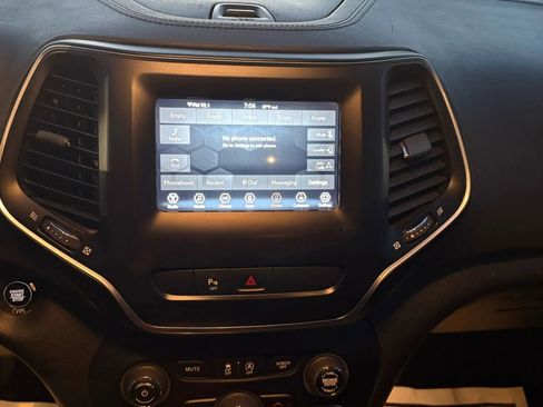 Used 2020 Jeep Cherokee Latitude Plus image 8