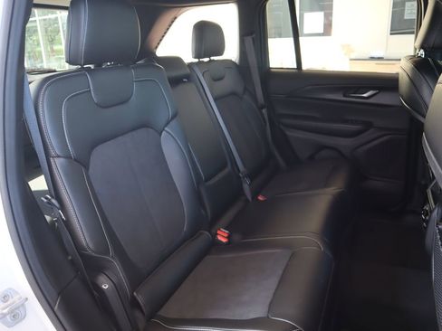 Used 2024 Jeep Grand Cherokee Altitude RWD image 32