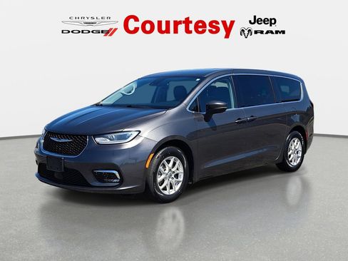 Certified 2023 Chrysler Pacifica Touring-L FWD image 8
