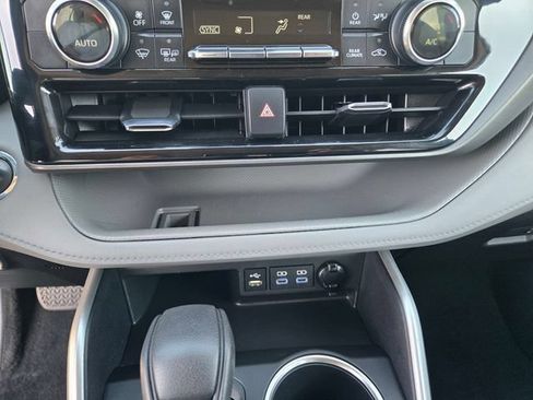 Used 2022 Toyota Highlander L FWD image 17