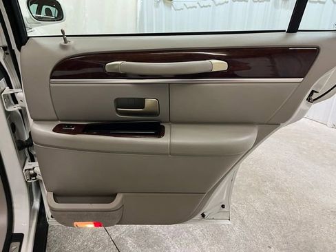 Used 2005 Lincoln Town Car Signature Limited RWD image 16