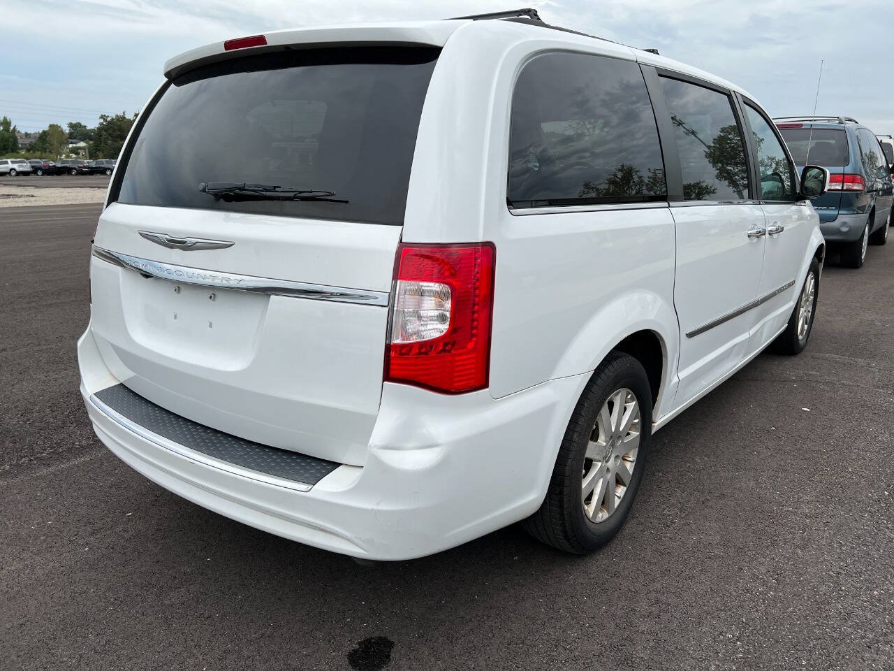 Used 2015 Chrysler Town & Country Touring w/ Driver Convenience Group FWD image 16