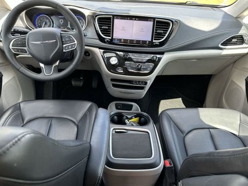 Used 2023 Chrysler Pacifica Touring-L image 23