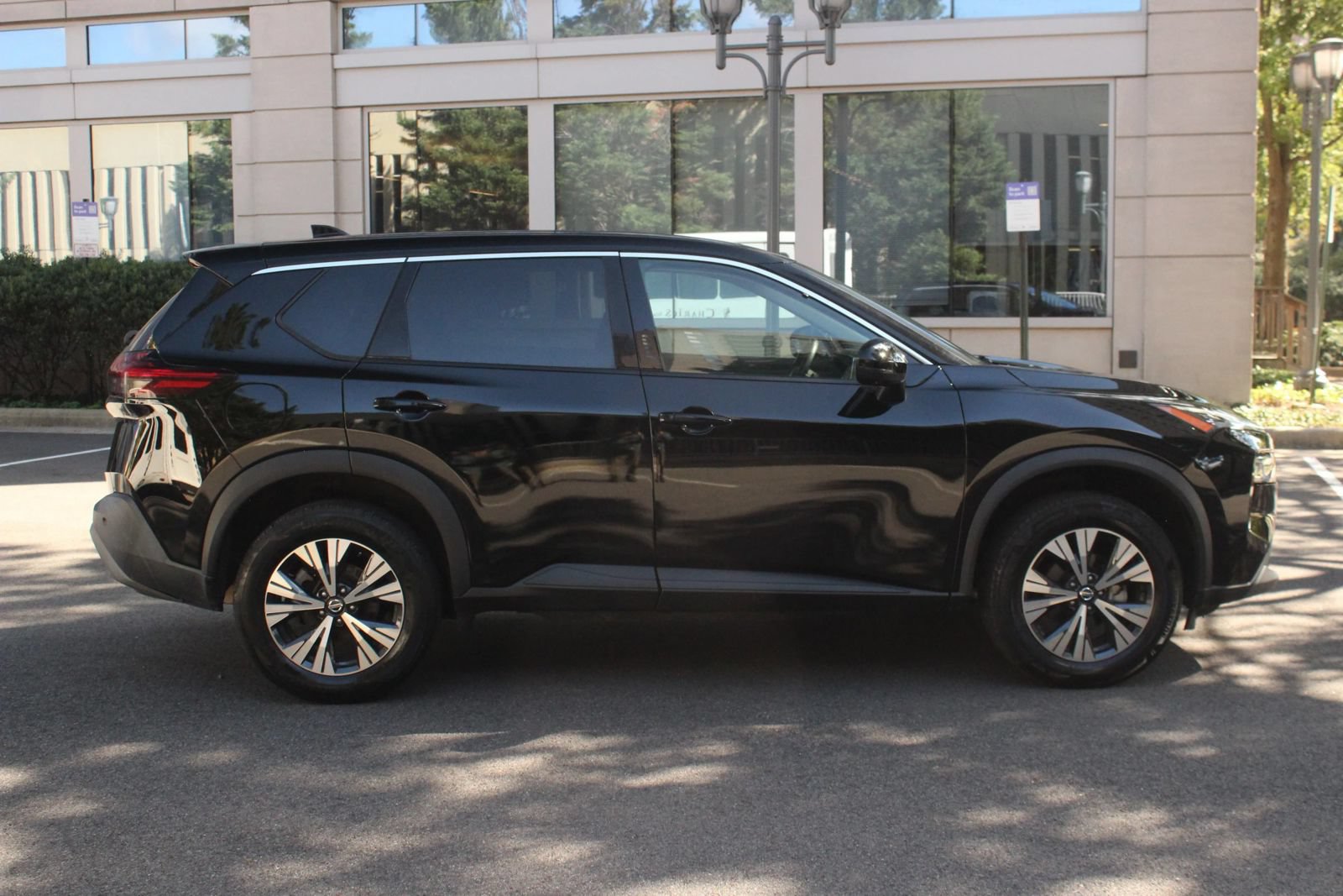 Used 2021 Nissan Rogue SV AWD/4WD image 6