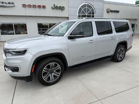 Used 2024 Jeep Wagoneer L Series II w/ Flexible Seating Group AWD/4WD image 4