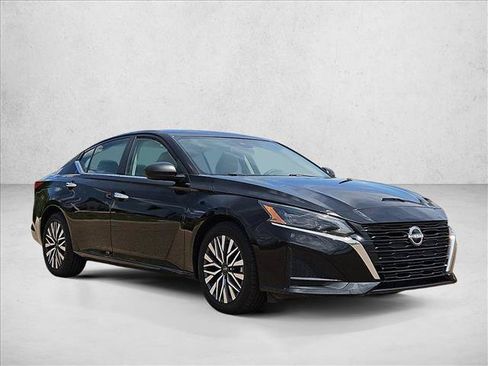 Used 2025 Nissan Altima 2.5 SV FWD image 3