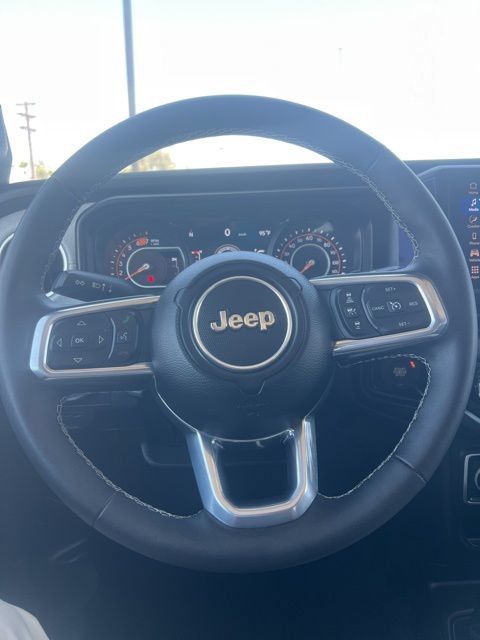 Used 2025 Jeep Wrangler Unlimited Sahara AWD/4WD image 11