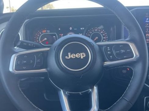 Used 2025 Jeep Wrangler Unlimited Sahara AWD/4WD image 11