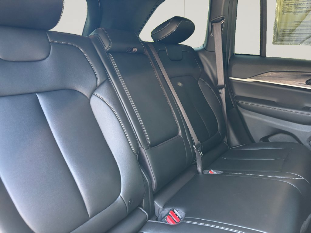 Used 2025 Jeep Grand Cherokee Limited w/ Black Appearance Package RWD image 17
