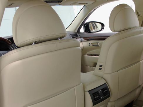 Used 2017 Lexus LS 460 w/ Comfort Package RWD image 37