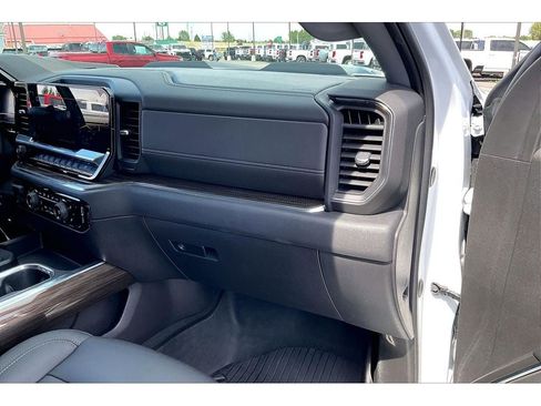 Used 2024 Chevrolet Silverado 1500 LT Trail Boss w/ LT Trail Boss Premium Package AWD/4WD image 18