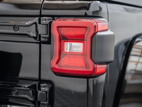 Used 2022 Jeep Wrangler Unlimited Sahara AWD/4WD image 9