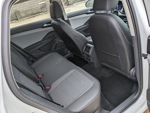 Certified 2023 Volkswagen Taos SE w/ Panoramic Sunroof Package AWD/4WD image 25