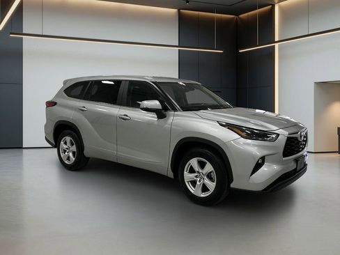 Used 2023 Toyota Highlander LE FWD image 7