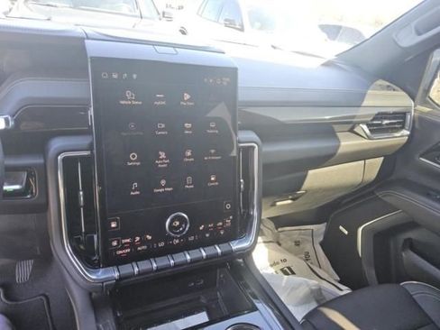 Used 2025 GMC Yukon XL Elevation image 4