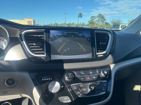 Used 2024 Chrysler Pacifica Touring-L image 16