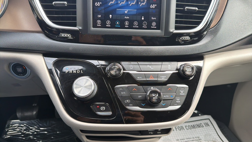 Used 2018 Chrysler Pacifica Touring-L FWD image 17