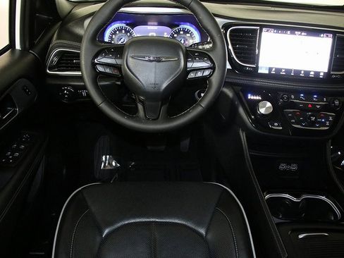 Used 2025 Chrysler Pacifica Limited image 3