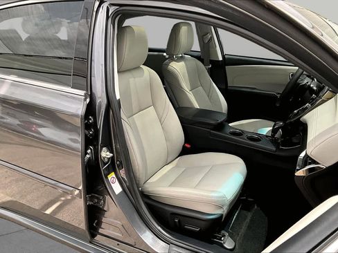 Used 2018 Toyota Avalon XLE Premium FWD image 9