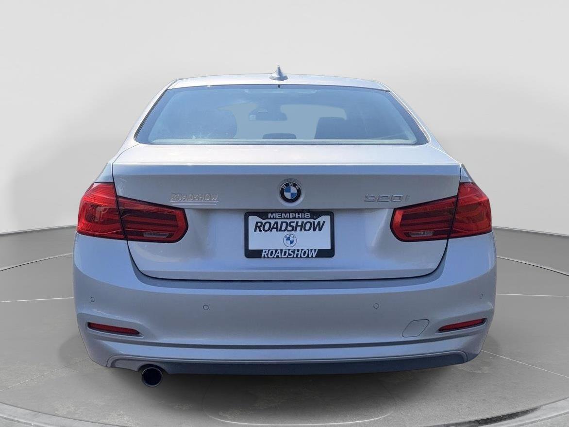 Used 2017 BMW 320i Sedan RWD image 4
