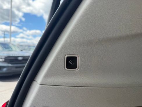 Used 2024 Chrysler Pacifica Touring-L FWD image 11