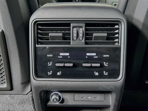 Used 2025 Porsche Cayenne image 26