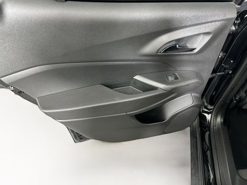 Used 2025 Chevrolet Trax LT FWD image 25