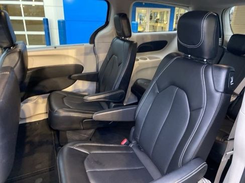 Used 2024 Chrysler Pacifica Touring-L image 32