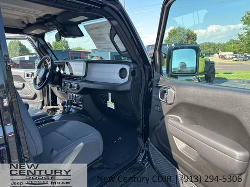 New 2025 Jeep Gladiator Sport image 16