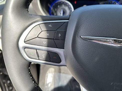 Used 2023 Chrysler Pacifica Touring-L FWD image 30