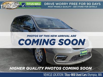 Used 2025 Chrysler Pacifica Select
