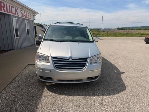 Used 2010 Chrysler Town & Country Limited FWD image 5