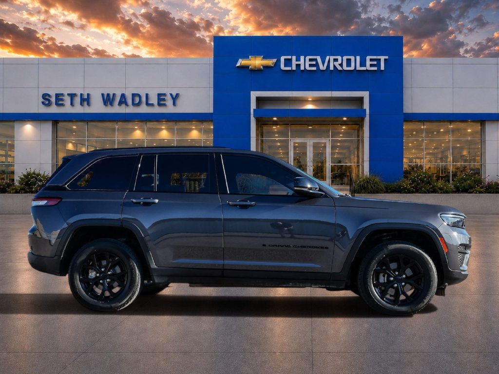 Used 2024 Jeep Grand Cherokee Altitude RWD image 8