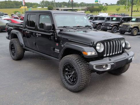 Used 2023 Jeep Gladiator Overland AWD/4WD image 2