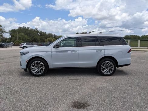Used 2025 Lincoln Navigator Reserve AWD/4WD image 3