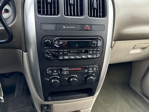 Used 2005 Chrysler Town & Country Touring image 23