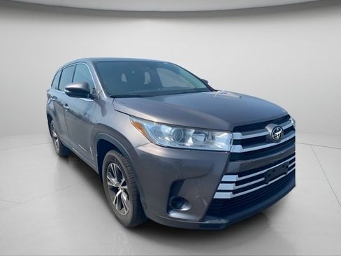 Used 2019 Toyota Highlander LE FWD image 5