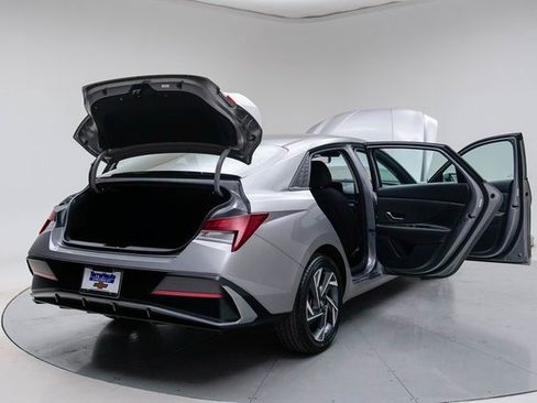 Used 2025 Hyundai Elantra SEL image 21