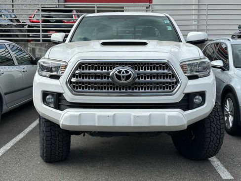 Used 2016 Toyota Tacoma TRD Sport w/ Towing Package AWD/4WD image 2