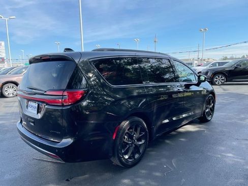 Used 2022 Chrysler Pacifica Limited w/ S Appearance Package image 5