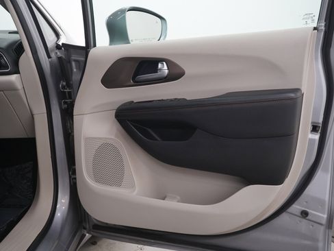 Used 2017 Chrysler Pacifica Touring-L FWD image 9