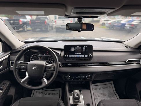 Used 2024 Mitsubishi Outlander FWD image 18