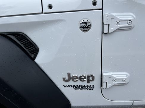 Used 2018 Jeep Wrangler Unlimited Sport S AWD/4WD image 40