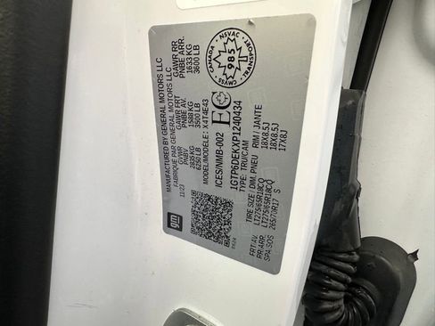 Used 2023 GMC Canyon AT4 image 9