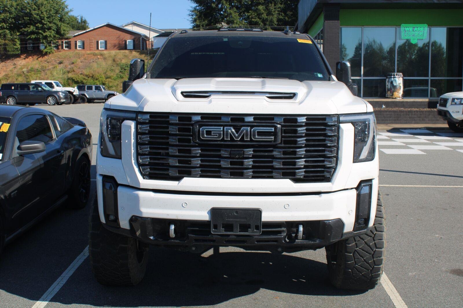 Used 2024 GMC Sierra 2500 Denali Ultimate AWD/4WD image 2